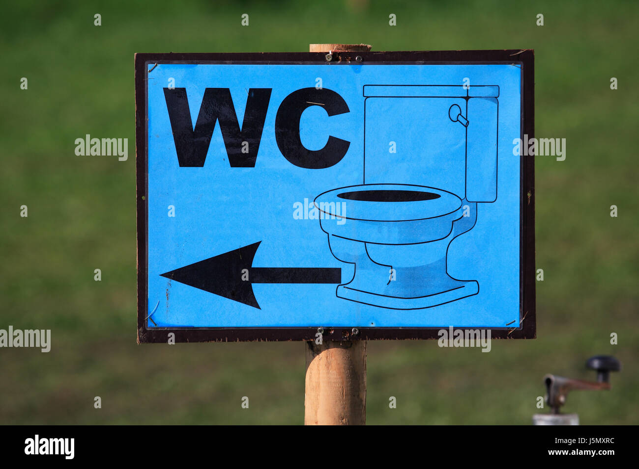 Inscrivez-bleu de toilettes truc pointant la Diarrhée La diarrhée hinweisschild Banque D'Images