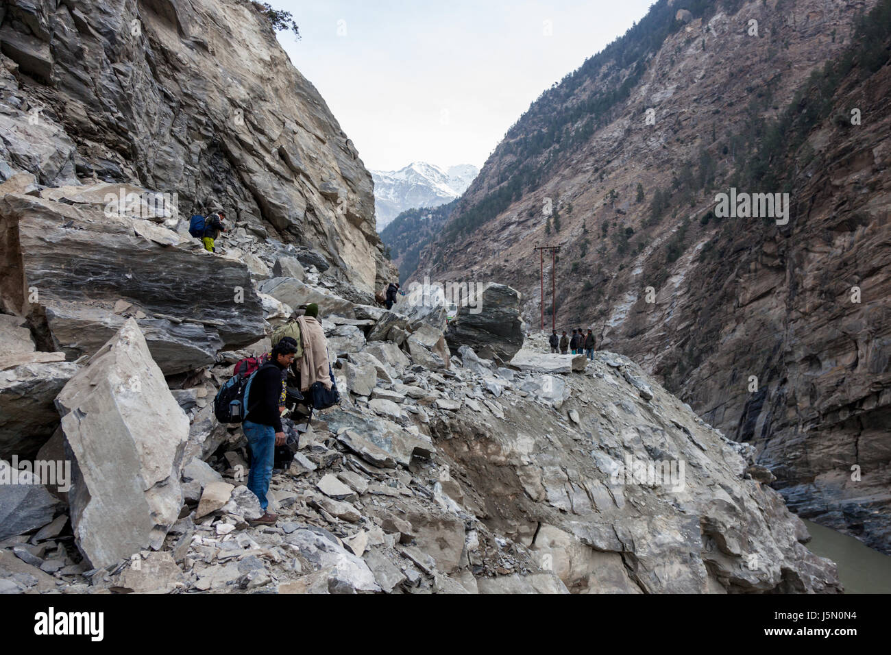 Touristes traversant sur le glissement dans l'Himachal Pradesh Banque D'Images