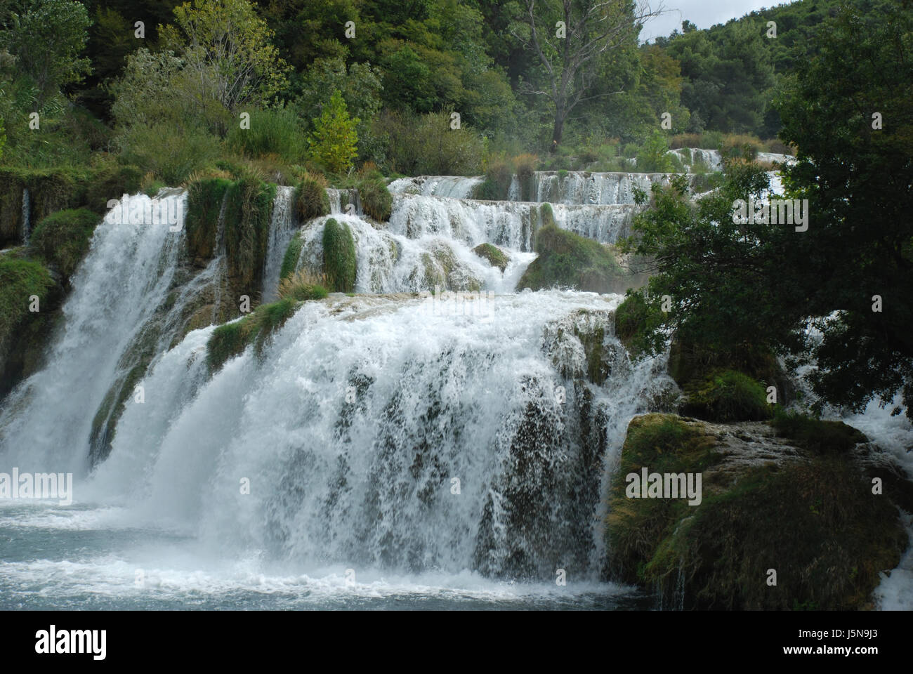 Cascade du parc national des chutes d'Croatie précipité vers le bas rage Banque D'Images