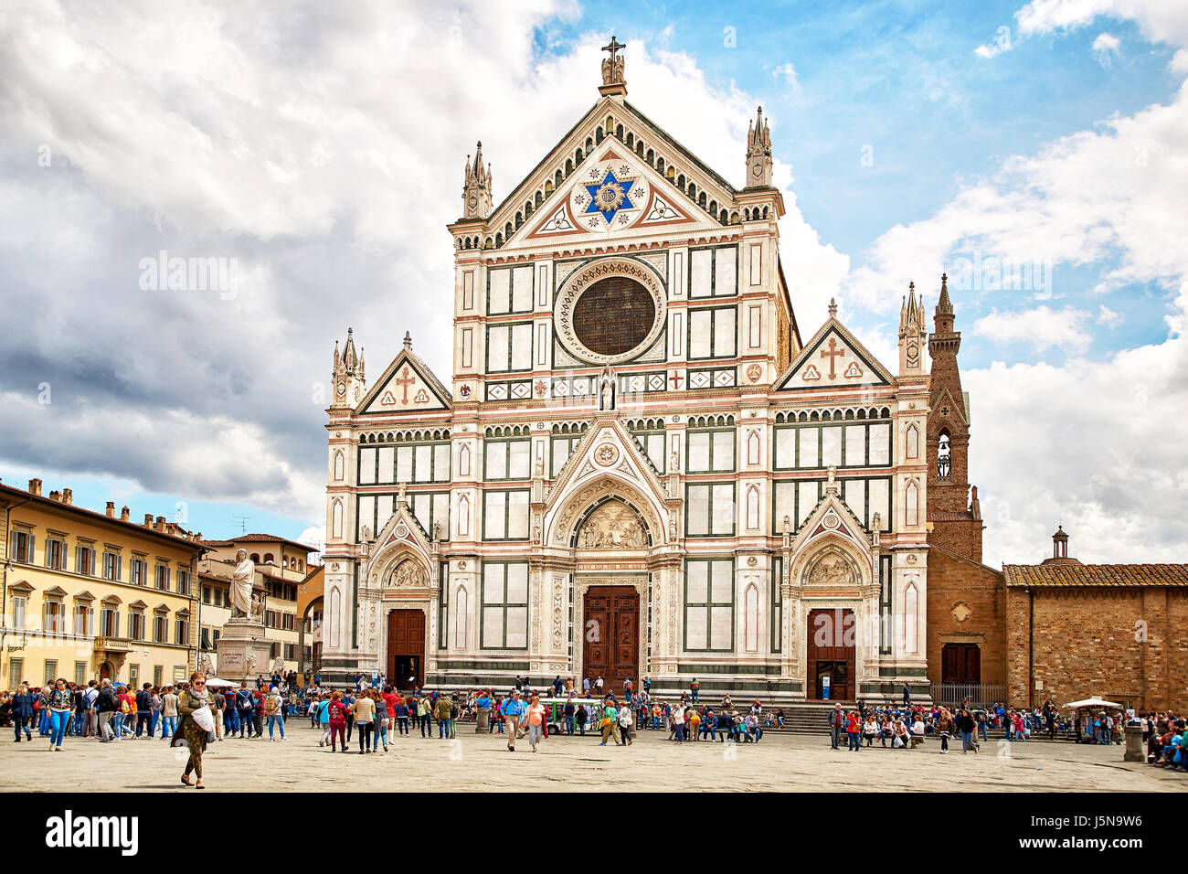 Florence, Italie - 3 mai 2017 : Basilique de Santa Croce, sens Sainte Croix Banque D'Images