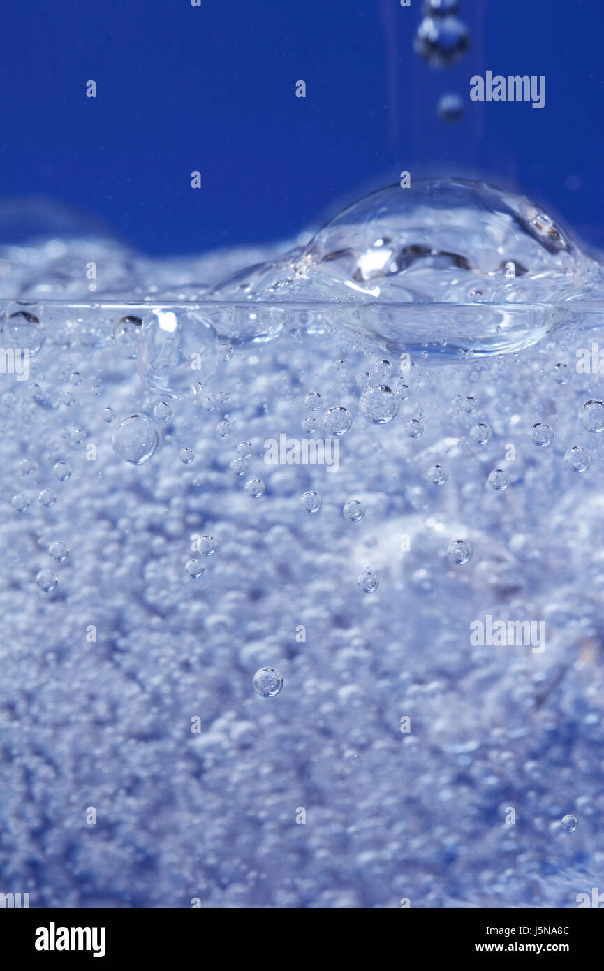 L'eau minérale en verre Banque D'Images