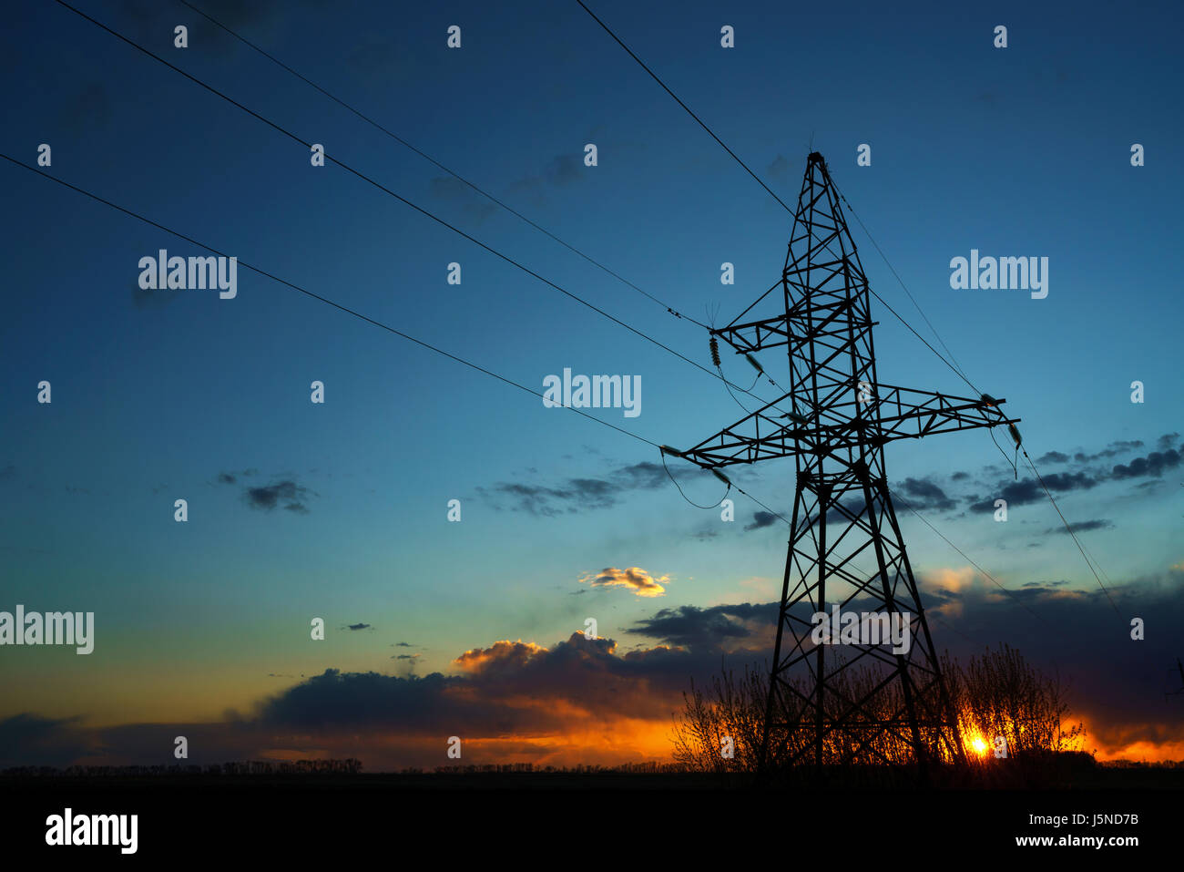 Les lignes d'alimentation contre le ciel au coucher du soleil ou au lever du soleil Banque D'Images