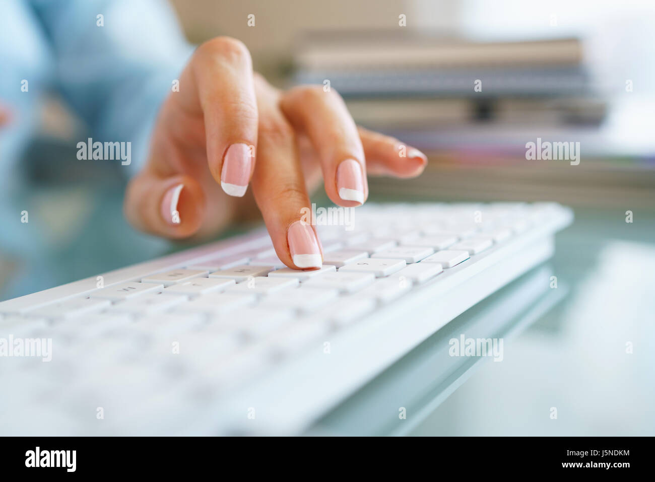 Les mains des femmes ou une femme employée de bureau de saisie au clavier Banque D'Images