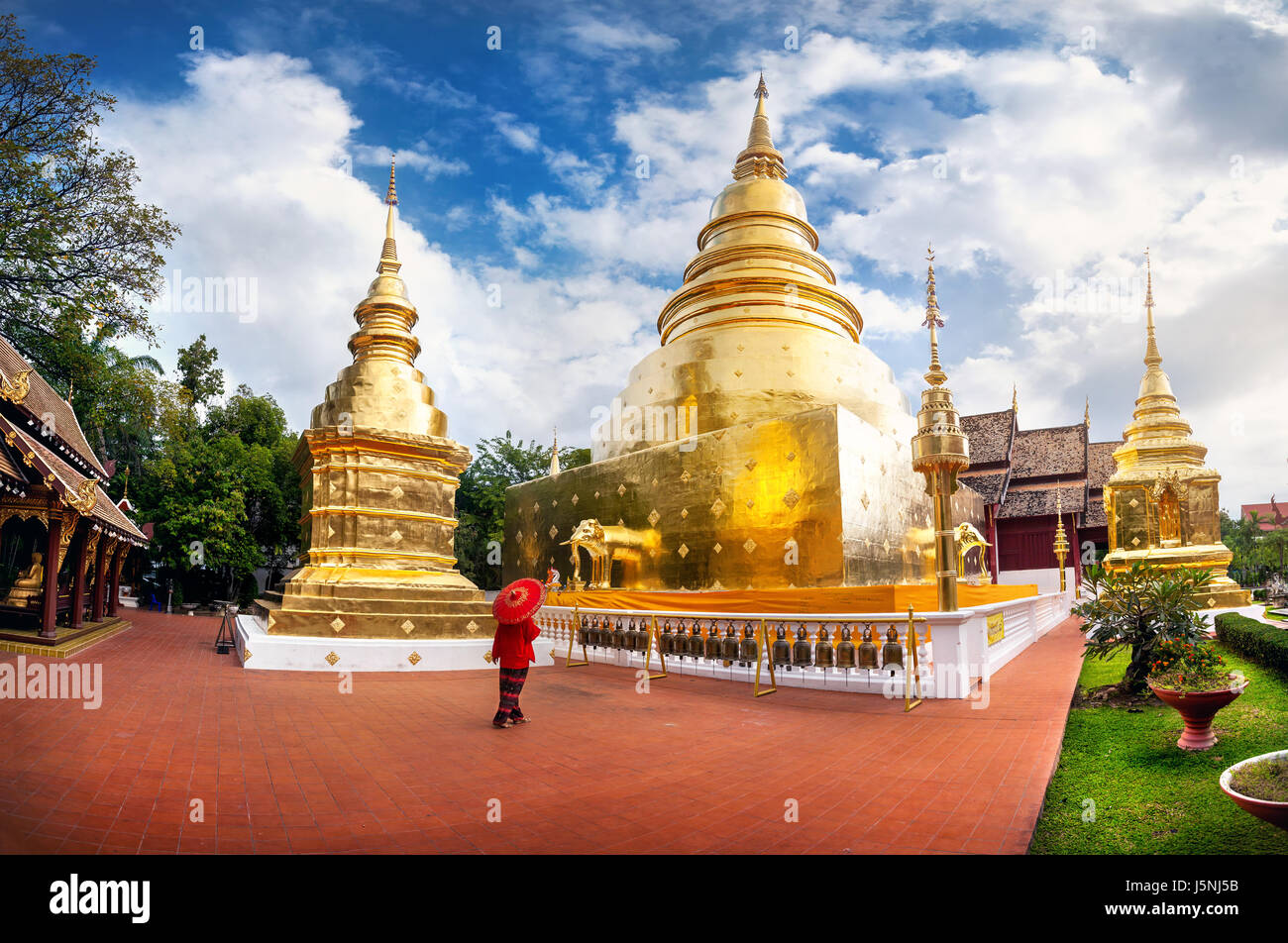 Tourisme Femme avec parapluie traditionnel Thaï rouge dans la région de Golden temple Wat Phra Singh de Chiang Mai, Thaïlande Banque D'Images