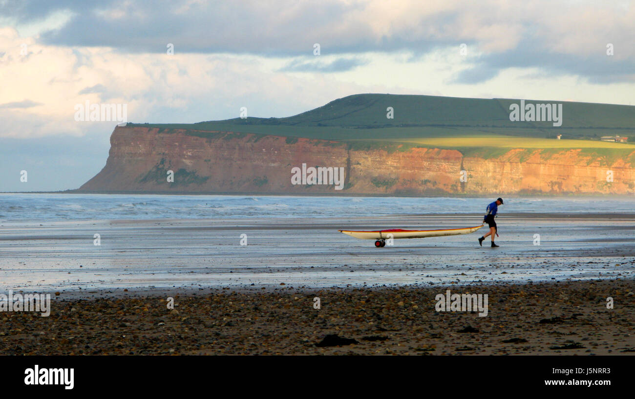 Homme avec un kayak Banque D'Images