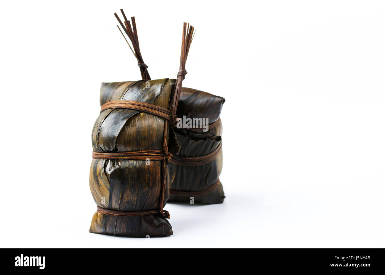 Zongzi, la cuisine chinoise traditionnelle isolated on white Banque D'Images