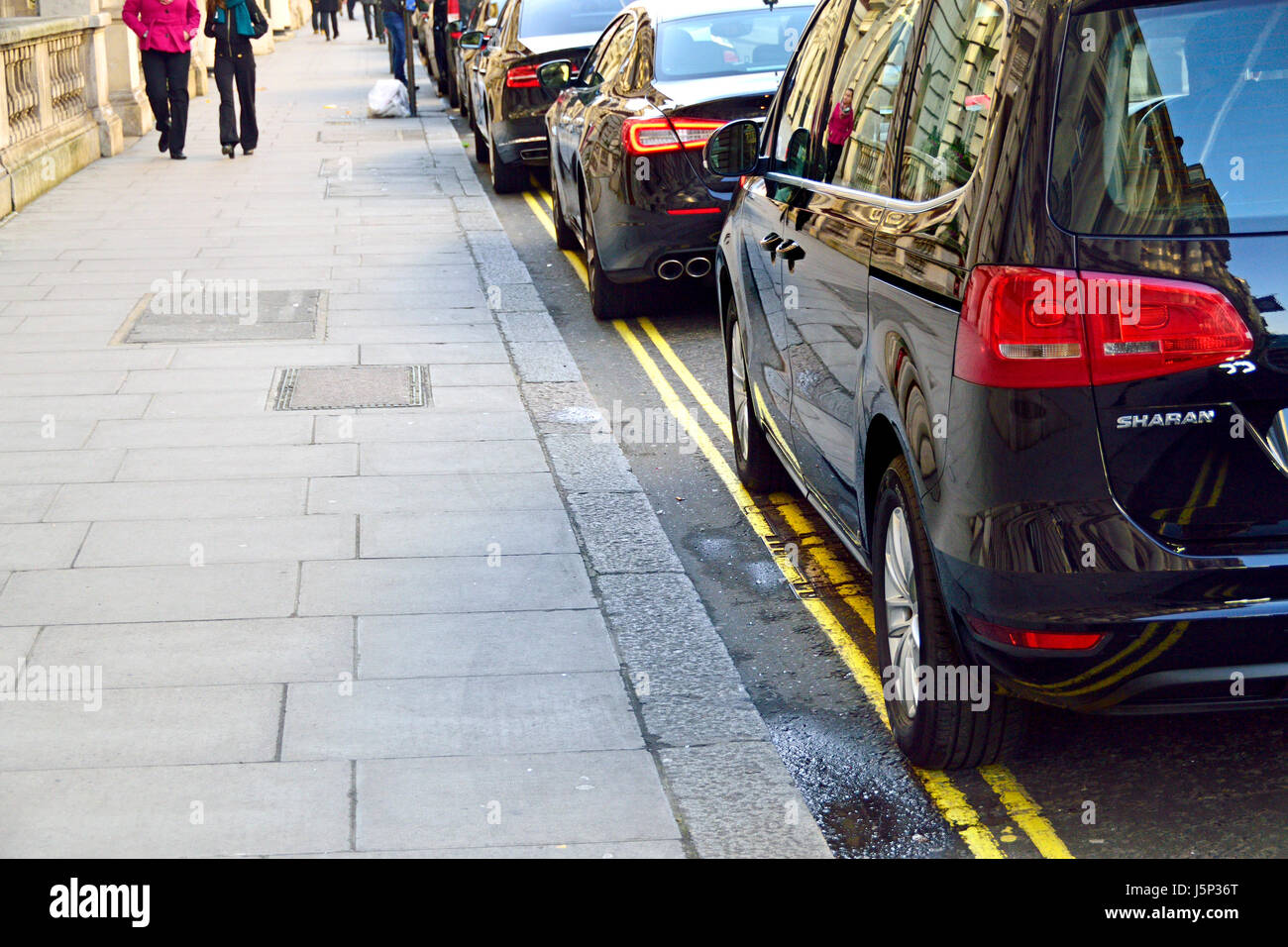 Londres, Angleterre, Royaume-Uni. Voiture garée sur double lignes jaunes Banque D'Images