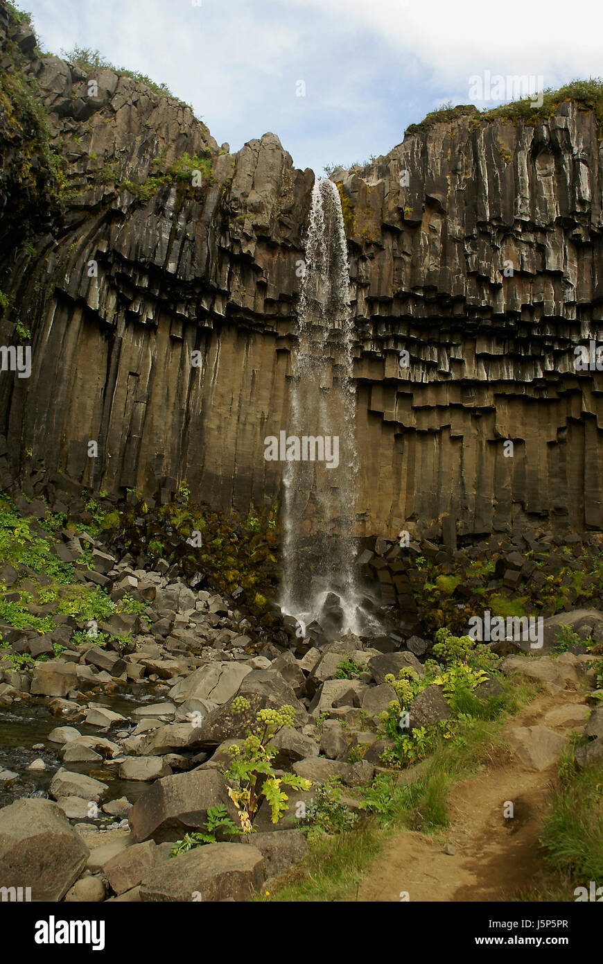 Jetblack basané noir colonnes noir basalte lave Islande cascade Banque D'Images