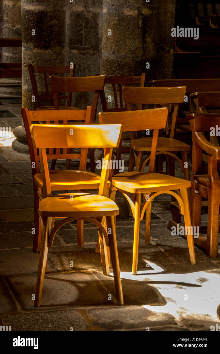 Chaises en bois dans l'église de la mosaïque. Puy de Dôme. L'Auvergne. France Banque D'Images