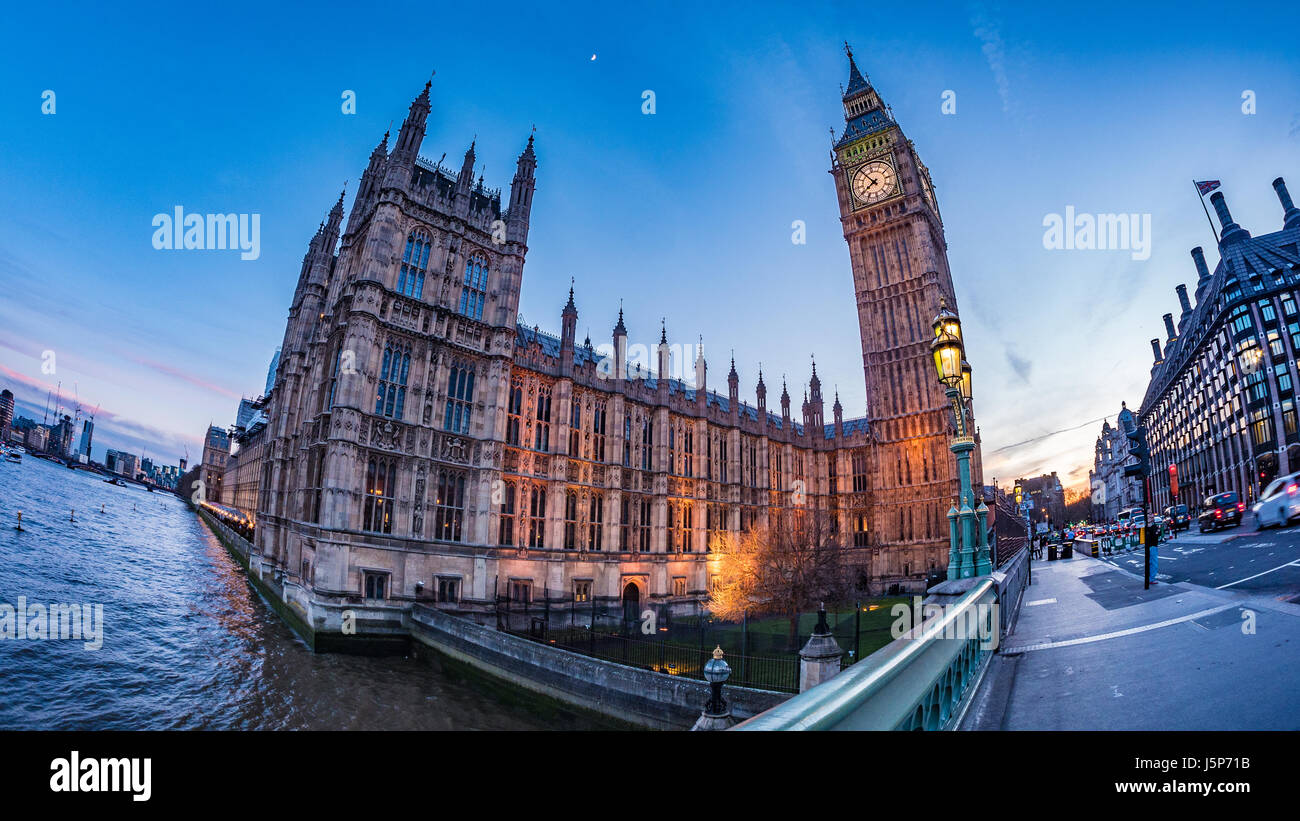 Fish Eye View de la Chambre du Parlement et le Big Ben par Westminster Bridge à Londres au coucher du soleil Banque D'Images