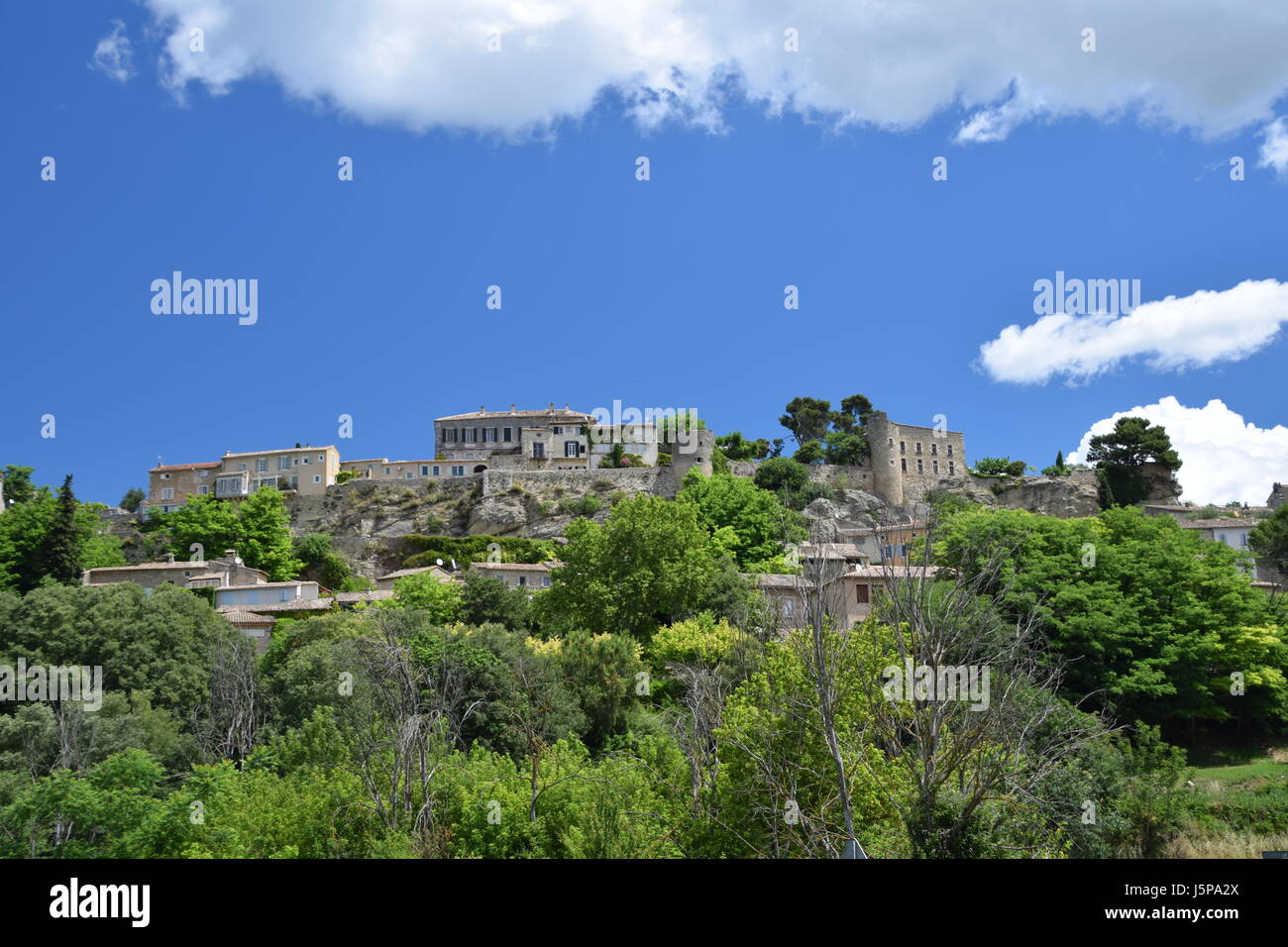Le village de Menerbes et la campagne environnante du Luberon en Provence, France Banque D'Images