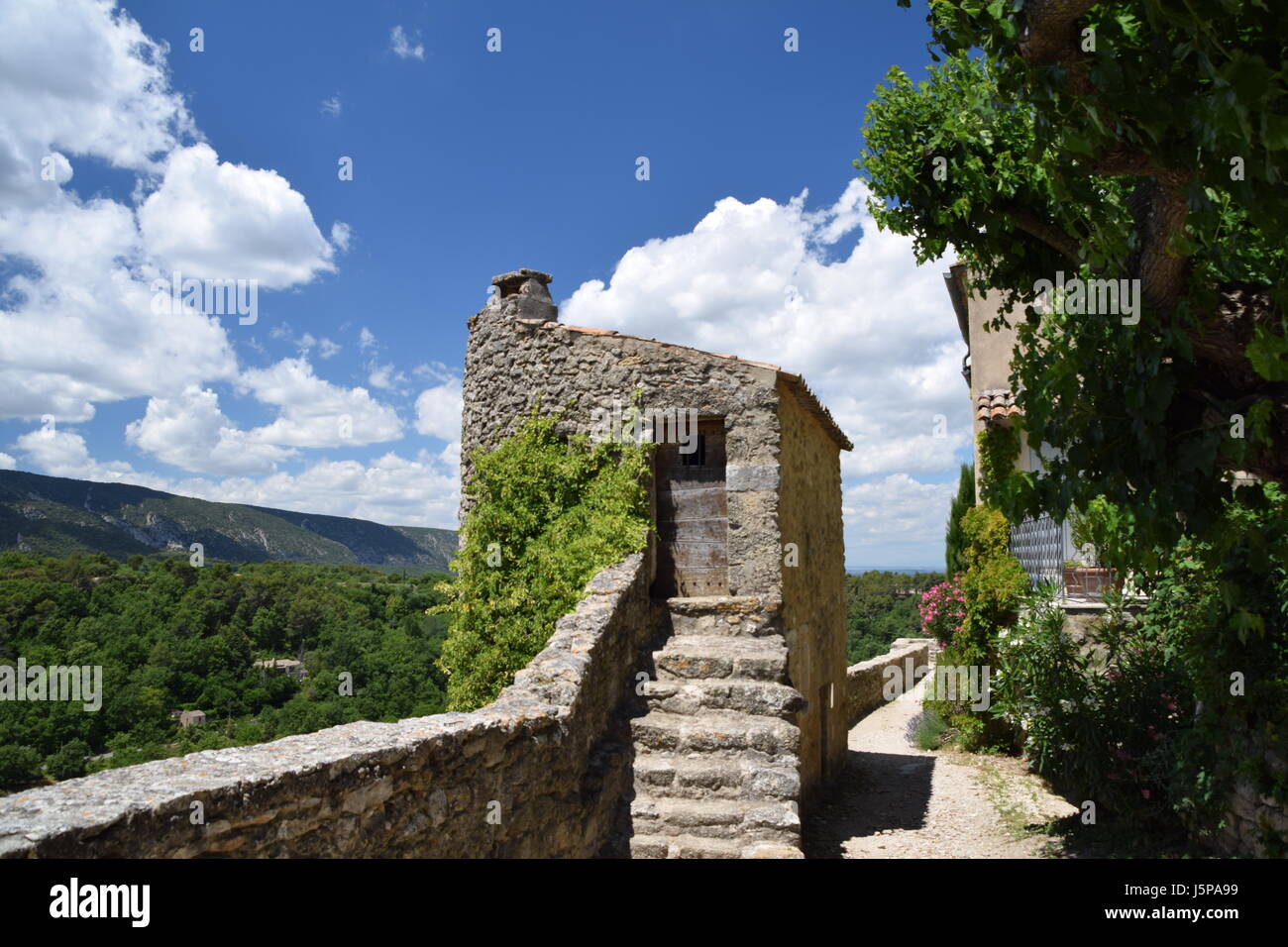 Le village de Menerbes et la campagne environnante du Luberon en Provence, France Banque D'Images