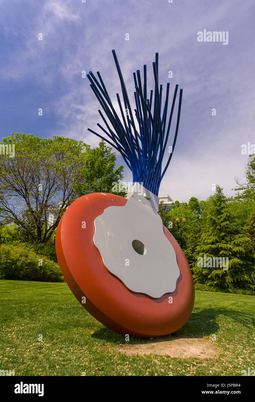 WASHINGTON, DC, USA - Machine à écrire 'Eraser' sculpture de Claes Oldenburg et Coosje van Bruggen, créé en 1999, à la National Gallery of Art Sculpture Garden. Banque D'Images