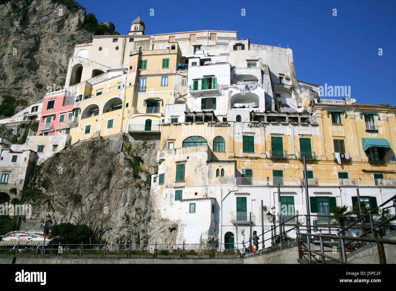 Le port de l'Europe montagnes maisons des ports de la côte de la montagne des rochers italie sueditalien Banque D'Images