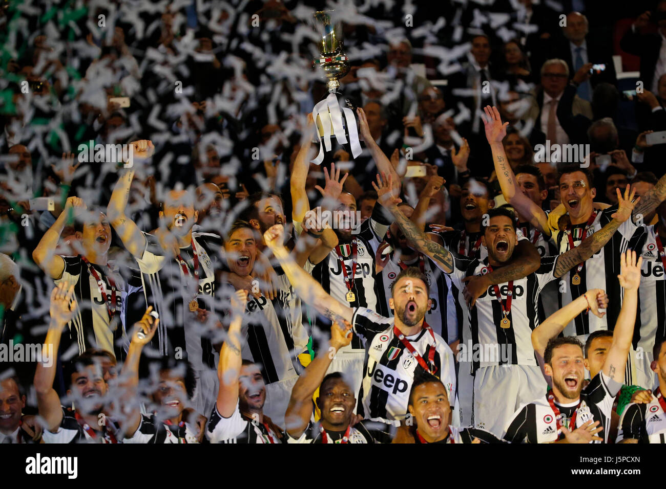 Rome, Italie. 17 mai, 2017. Équipe de la Juventus de célébrer après avoir gagner la finale de la Coupe Italie match de football contre SS Lazio au Stade olympique de Rome, Italie. 17 mai, 2017. Credit : agnfoto/Alamy Live News Banque D'Images Rome, Italie. 17 mai, 2017. Équipe de la Juventus de célébrer après avoir gagner la finale de la Coupe Italie match de football contre SS Lazio au Stade olympique de Rome, Italie. 17 mai, 2017. Credit : agnfoto/Alamy Live News Banque D'Images