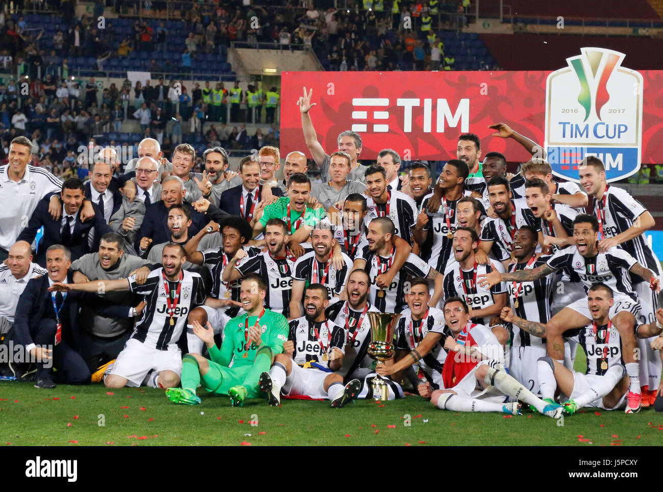 Rome, Italie. 17 mai, 2017. Équipe de la Juventus de célébrer après avoir gagner la finale de la Coupe Italie match de football contre SS Lazio au Stade olympique de Rome, Italie. 17 mai, 2017. Credit : agnfoto/Alamy Live News Banque D'Images Rome, Italie. 17 mai, 2017. Équipe de la Juventus de célébrer après avoir gagner la finale de la Coupe Italie match de football contre SS Lazio au Stade olympique de Rome, Italie. 17 mai, 2017. Credit : agnfoto/Alamy Live News Banque D'Images