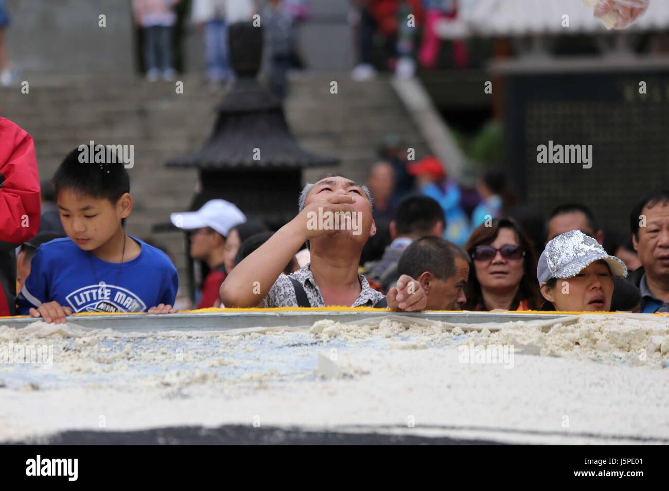 Luoyang, Luoyang, Chine. 14 mai, 2017. Luoyang, CHINE - 14 mai 2017 : (usage éditorial uniquement. Chine).Des milliers de personnes partagent le Bagua géant (Eight-Diagram) tofu en forme de modèle à la montagne Laojun dans Luoyang, province du Henan en Chine centrale, Mai 14th, 2017. Le tofu géant pèse plus de 5 500 kg. Crédit : SIPA Asie/ZUMA/Alamy Fil Live News Banque D'Images