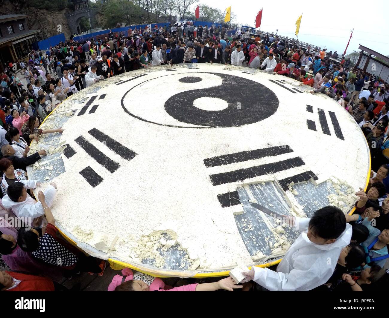 Luoyang, Luoyang, Chine. 14 mai, 2017. Luoyang, CHINE - 14 mai 2017 : (usage éditorial uniquement. Chine).Des milliers de personnes partagent le Bagua géant (Eight-Diagram) tofu en forme de modèle à la montagne Laojun dans Luoyang, province du Henan en Chine centrale, Mai 14th, 2017. Le tofu géant pèse plus de 5 500 kg. Crédit : SIPA Asie/ZUMA/Alamy Fil Live News Banque D'Images