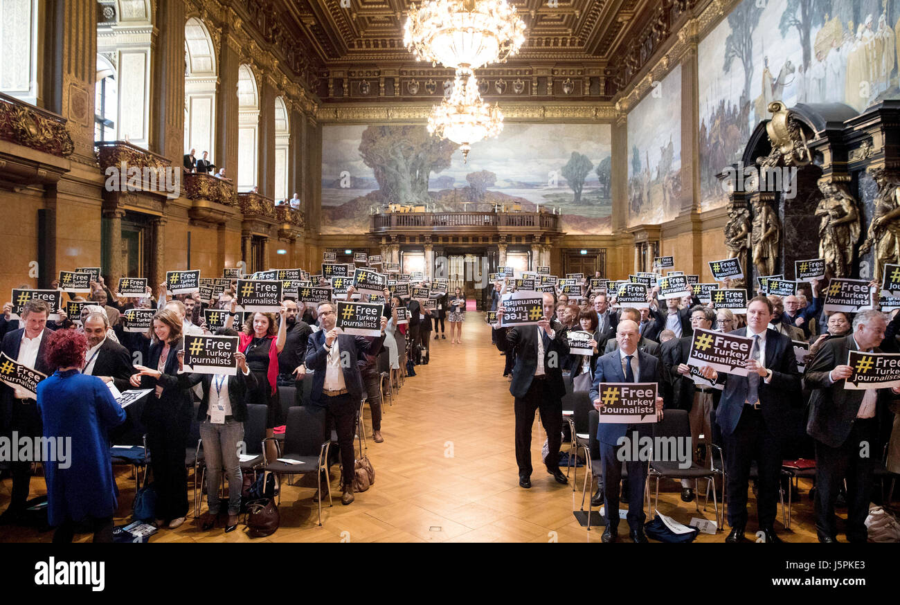 Le maire de Hambourg Olaf Scholz (avant, 3e à partir de la droite), le sénateur de la Culture Carsten Brosda (avant, 2e à partir de la droite) et les participants au congrès s'organiser à la demande des signes '#  Turquie Journalists' dans le grand hall de l'Hôtel de ville de Hambourg lors de l'inauguration d'un congrès des médias par l'association de la presse internationale IPI à Hambourg, Allemagne, 18 mai 2017. L'avenir de la liberté de la presse et le journalisme de qualité sont des thèmes dominants du jeudi sur les médias internationaux au Congrès à Hambourg. Plus de 300 participants sont attendus à l'événement, selon l'Institut international de la presse (IPI) Banque D'Images