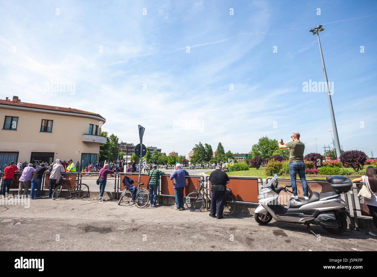 Cassalecchio di Reno, Emilia-Romagna, Italie. 18 mai, 2017. Giro d'Italia - Tour de l'Italie. Les gens sont waitting pour les cyclistes d'arriver. Credit : Cristian Mihaila/Alamy Live News Banque D'Images