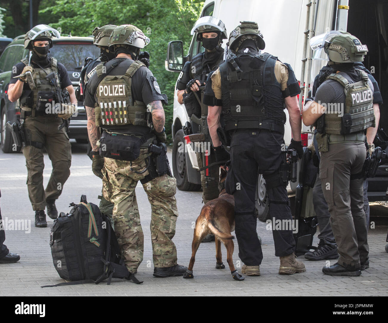 Berlin-Heiligensee, Allemagne. 18 mai, 2017. Un des agents du Commando des opérations spéciales (SEK) se préparer à une opération en Berlin-Heiligensee, Allemagne, 18 mai 2017. Le cadavre d'une femme a été trouvé dans une maison dans le district de Heiligensee Berlin. Il est pensé pour avoir été un crime de passion selon une annonce de la police, le jeudi après-midi. L'auteur était toujours en fuite. Photo : Paul Zinken/dpa/Alamy Live News Banque D'Images