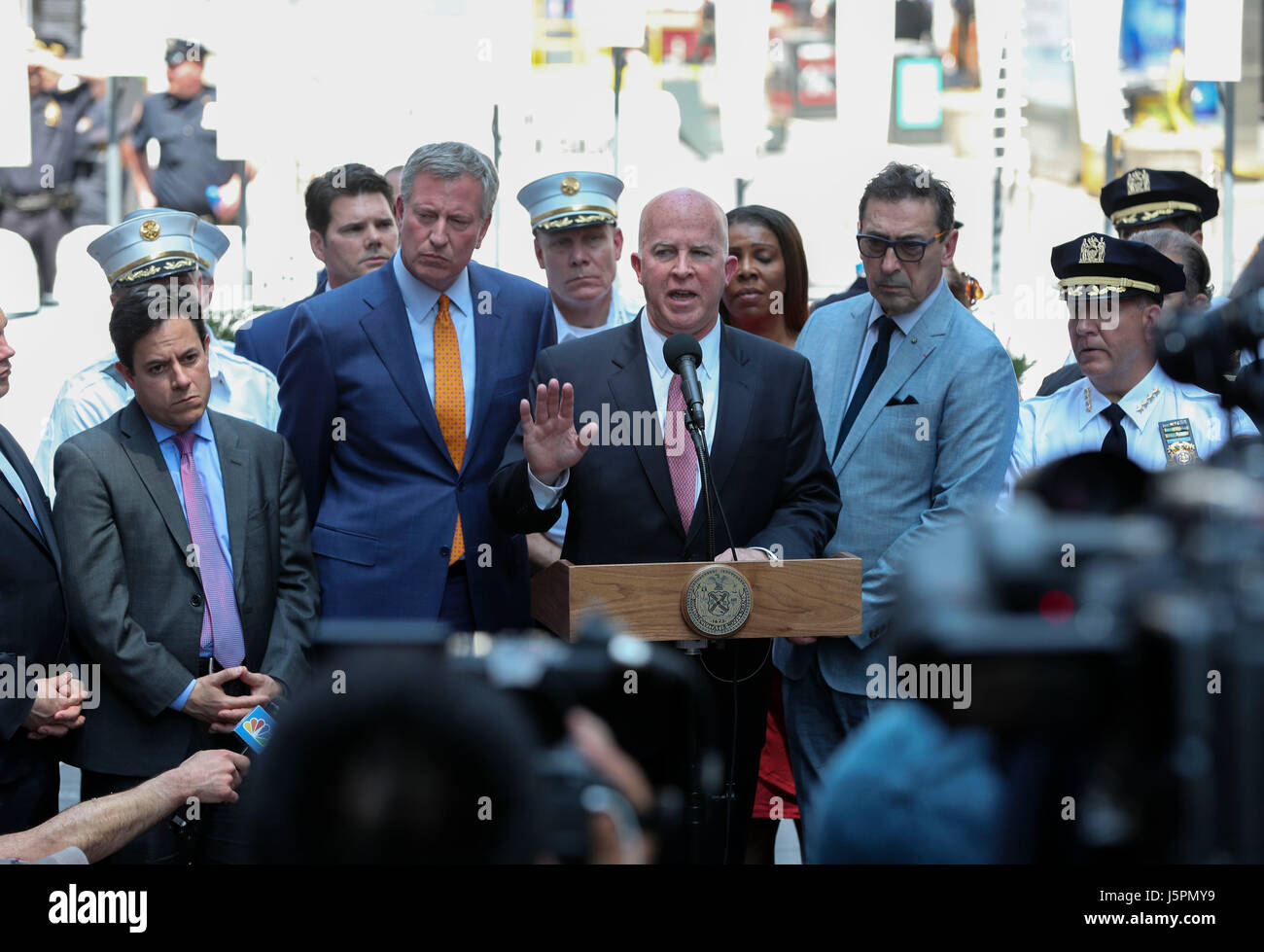 New York, USA. 18 mai, 2017. Le Département de la Police de New York (NYPD) Commissaire James O'Neill (C) traite d'une conférence de presse sur les lieux de l'accident de voiture survenu à Times Square à New York, États-Unis, le 18 mai 2017. Une jeune femme a été tuée et 22 personnes blessées après une voiture dans les piétons à Times Square le jeudi, ont déclaré. Credit : Wang Ying/Xinhua/Alamy Live News Banque D'Images