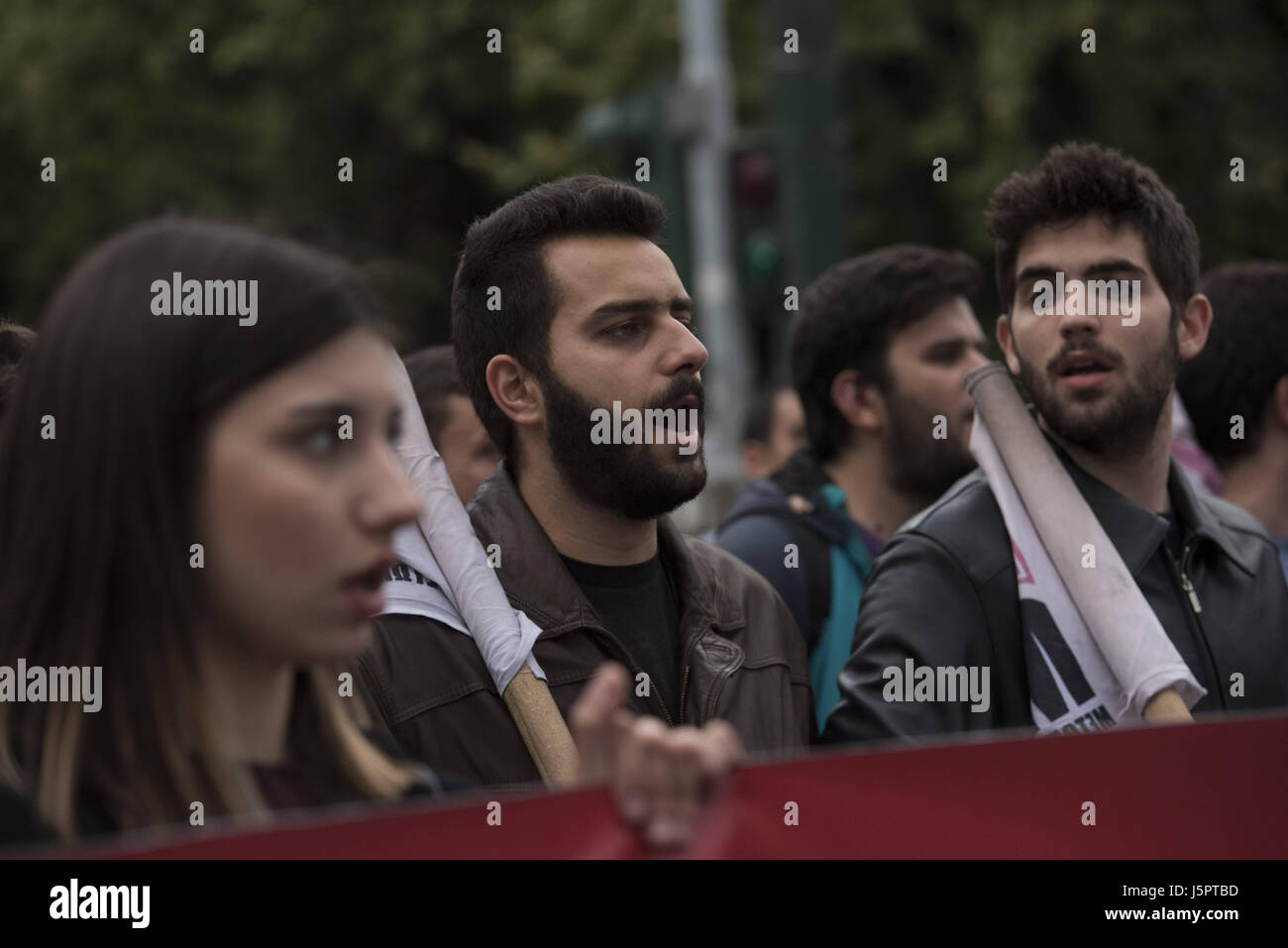 Athènes, Grèce. 18 mai, 2017. Les manifestants tenir bannières et crier des slogans. Une grande manifestation a lieu à l'extérieur du parlement pour protester contre de nouvelles mesures d'austérité qui était voté par les législateurs en même temps. Credit : Nikolas Georgiou/ZUMA/Alamy Fil Live News Banque D'Images