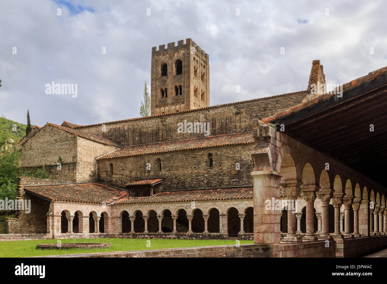 France, Pyrénées Orientales, Codalet, Abbaye Saint Michel de Cuxa, cloître et église Banque D'Images