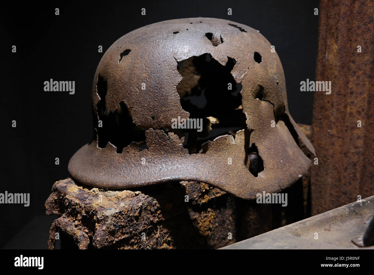 Une Guerre Mondiale allemand rouillé deux casque militaire Banque D'Images