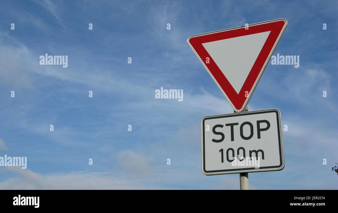 Transport de trafic à surveiller attention droit de passage l'arrêt du bouclier Banque D'Images