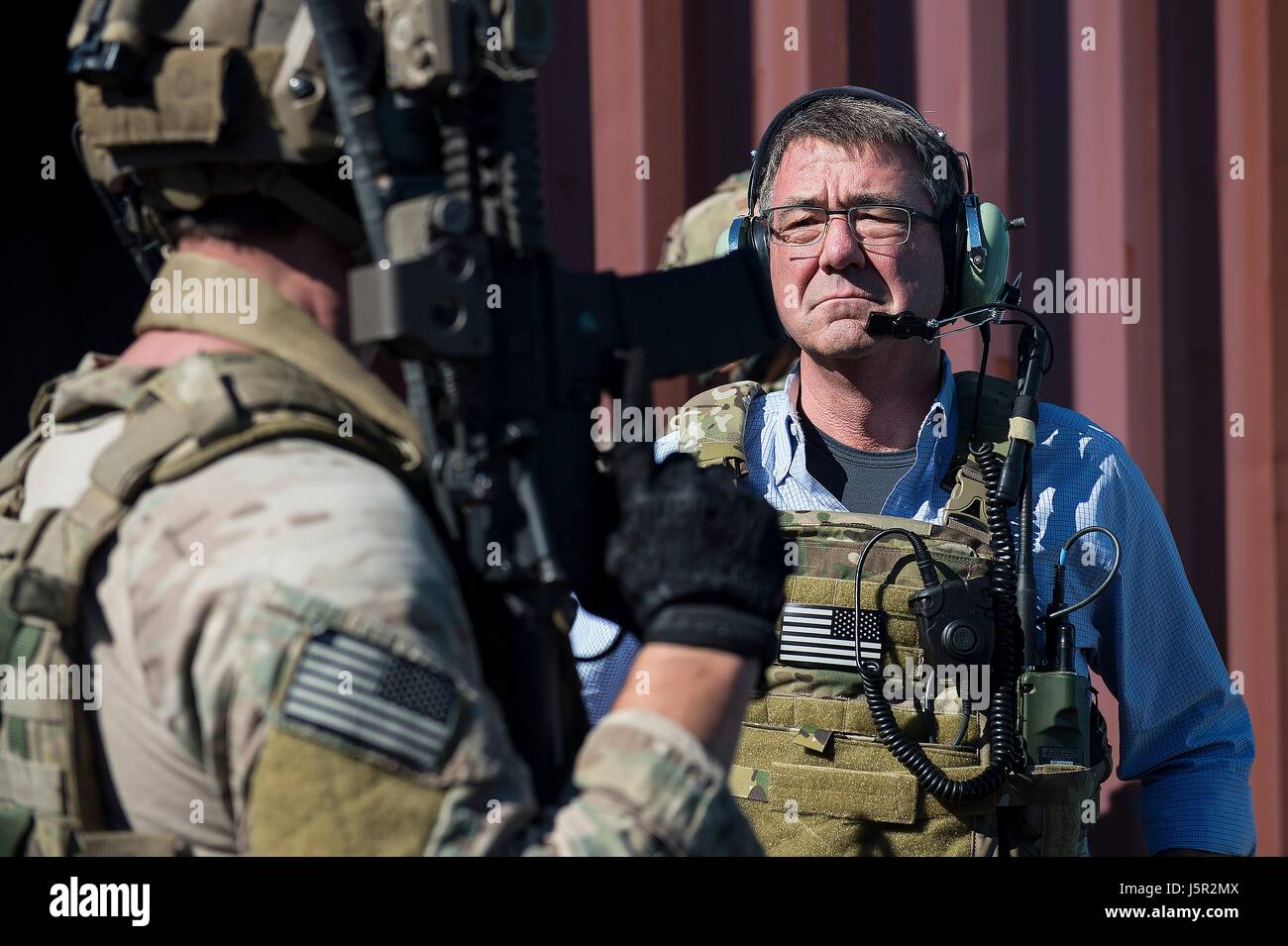 Secrétaire américain à la défense, Ashton Carter observe les soldats de l'USAF mener un exercice de récupération du personnel à Hurlburt Field, le 17 novembre 2016 près de Mary Esther, en Floride. (Photo de Jason Robertson/US Air Force par Planetpix) Banque D'Images