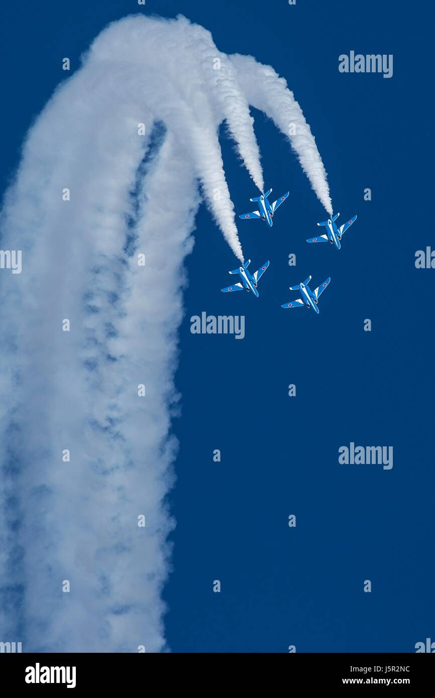 L'Air Force d'autodéfense japonaise Blue Impulse avion effectuer des démonstrations aériennes au cours de la 41e Journée de l'amitié air show du Marine Corps Air Station Iwakuni 5 mai 2017 au Japon, Iwakuni. (Photo par Aaron Henson /US Marines par Planetpix) Banque D'Images