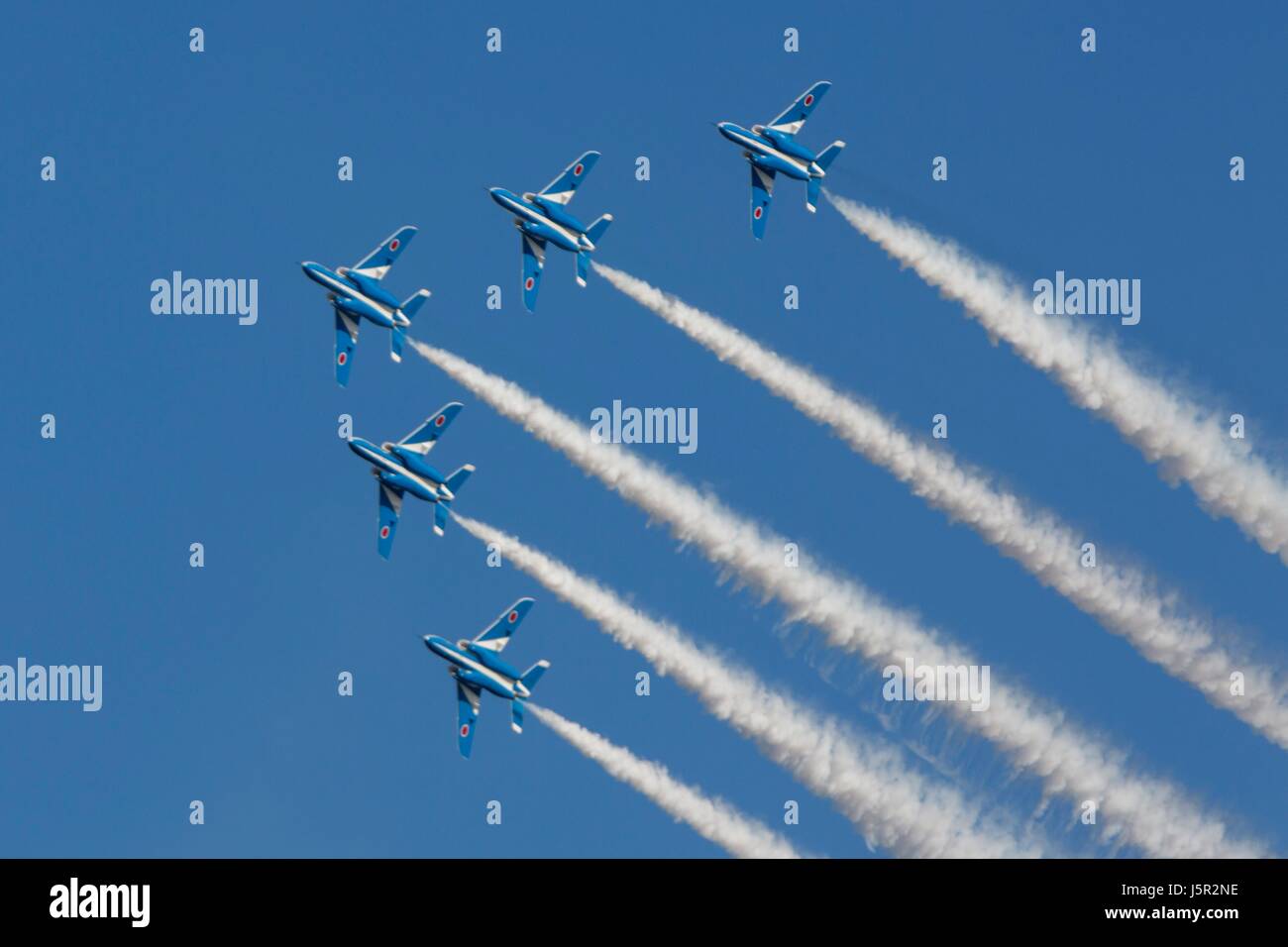 L'Air Force d'autodéfense japonaise Blue Impulse avion effectuer des démonstrations aériennes au cours de la 41e Journée de l'amitié air show du Marine Corps Air Station Iwakuni 5 mai 2017 au Japon, Iwakuni. (Photo de Christian J. Robertson/Marines américains via Planetpix) Banque D'Images