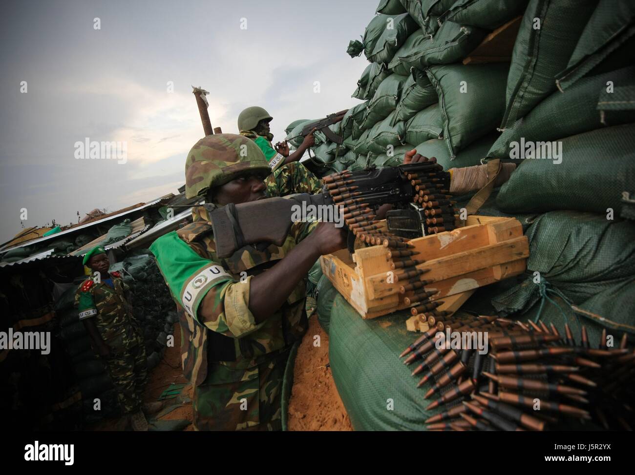 Mission de l'Union africaine en Somalie (AMISOM) des soldats burundais de l'homme en première ligne un territoire récemment capturés dans les insurgés dans le district de Deynile, le 17 novembre 2011 près de Mogadiscio, en Somalie. (Photo par Stuart Price/ANISOM par Planetpix) Banque D'Images