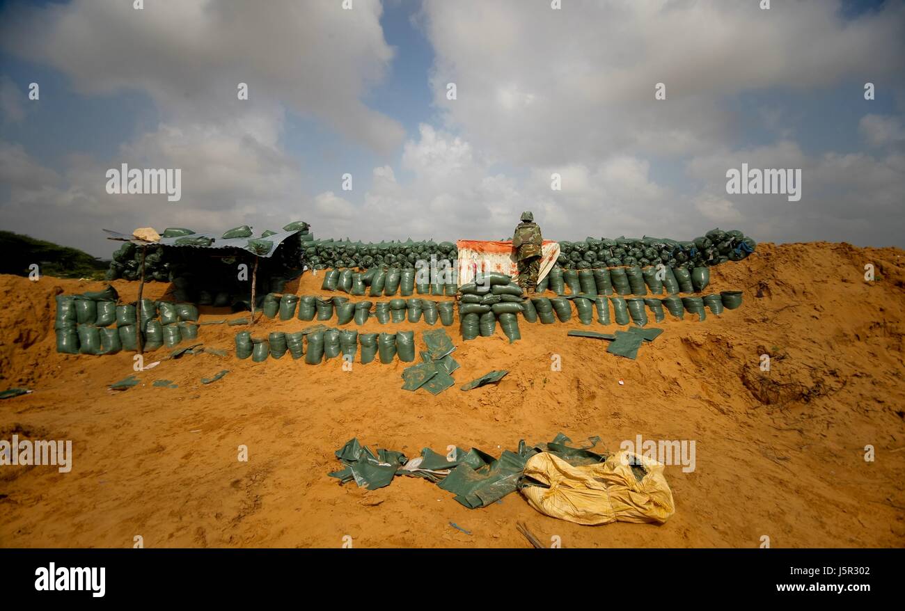 Mission de l'Union africaine en Somalie (AMISOM) des soldats burundais de l'homme en première ligne un territoire récemment capturés dans les insurgés dans le district de Deynile, le 18 novembre 2011 près de Mogadiscio, en Somalie. (Photo par Stuart Price/ANISOM par Planetpix) Banque D'Images