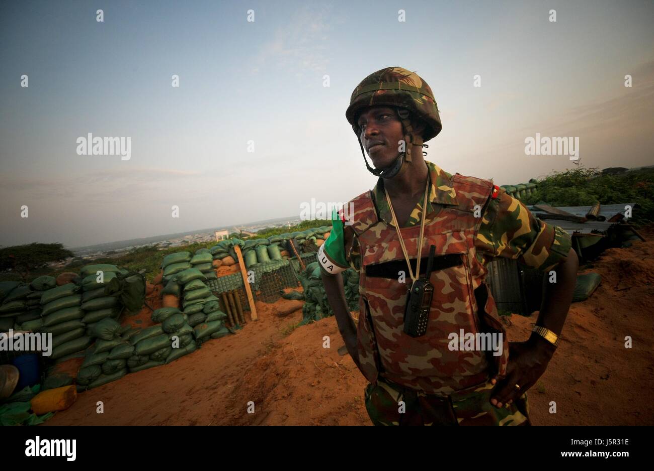Mission de l'Union africaine en Somalie (AMISOM) des soldats burundais de l'homme en première ligne un territoire récemment capturés dans les insurgés dans le district de Deynile, le 18 novembre 2011 près de Mogadiscio, en Somalie. (Photo par Stuart Price/ANISOM par Planetpix) Banque D'Images