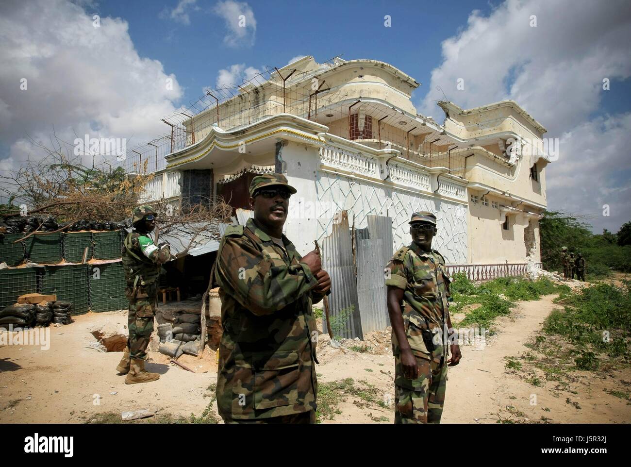 Mission de l'Union africaine en Somalie (AMISOM) soldats ougandais patrouillent le quartier Yaaqshiid après une flambée d'attentats à la voiture piégée et d'engins explosifs improvisés (IED) attaque le 5 décembre 2011 à Mogadishu, en Somalie. (Photo par Stuart Price/ANISOM par Planetpix) Banque D'Images