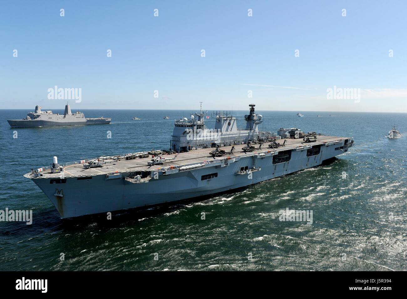 La British Royal Navy Ocean-classe de débarquement amphibie HMS Ocean cuit en cours lors de l'exercice Baltic Operations (BALTOPS) 7 juin 2015 dans la mer Baltique. (Photo par Luron Wright/Planetpix ) via la Royal Navy Banque D'Images