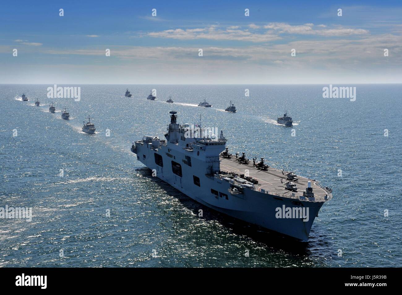 La British Royal Navy Ocean-classe de débarquement amphibie HMS Ocean cuit en formation lors de l'exercice Baltic Operations (BALTOPS) 7 juin 2015 dans la mer Baltique. (Photo par Luron Wright/Planetpix ) via la Royal Navy Banque D'Images