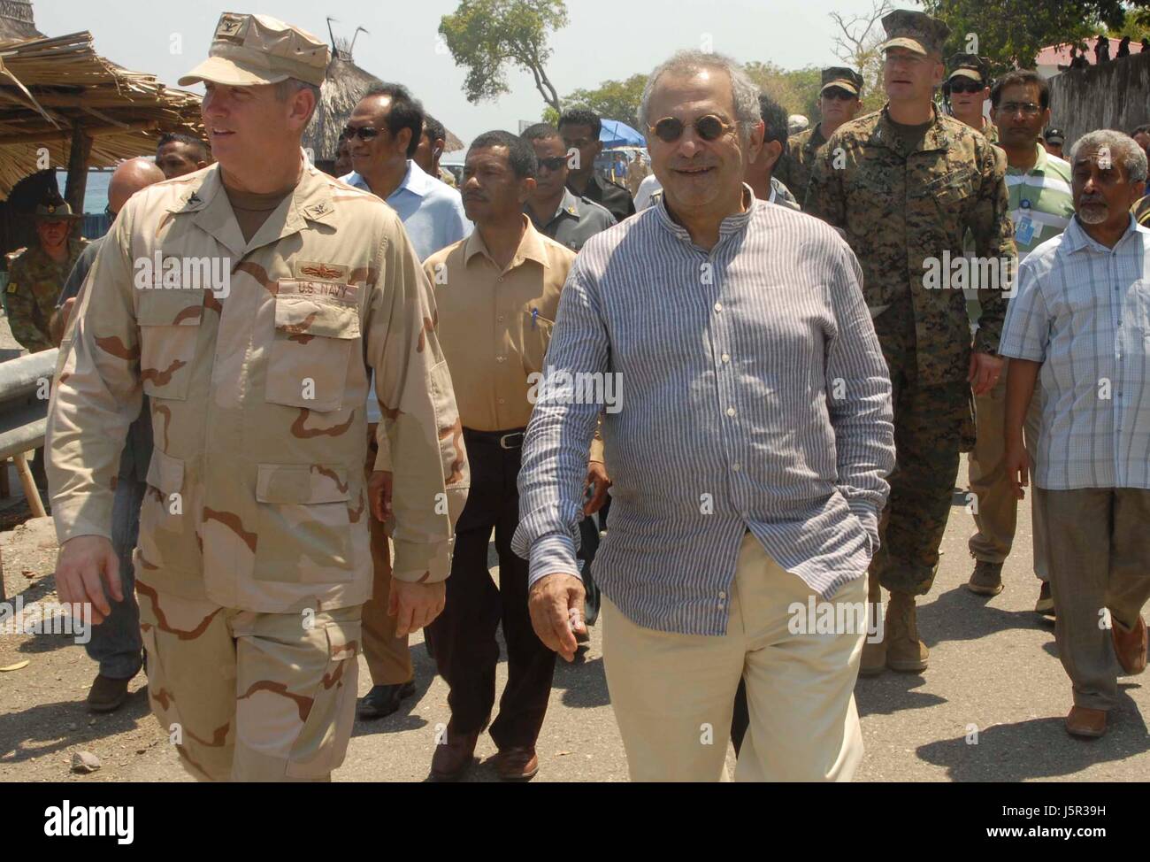 U.S Navy Commander Rodney Clark (à gauche) promenades avec le Timor Leste président Jose Ramos Horta durant la cérémonie d'ouverture de l'exercice maritime le 14 octobre 2009 à Dili, au Timor-Leste. (Photo par Timothy Hawkins /US Navy par Planetpix) Banque D'Images