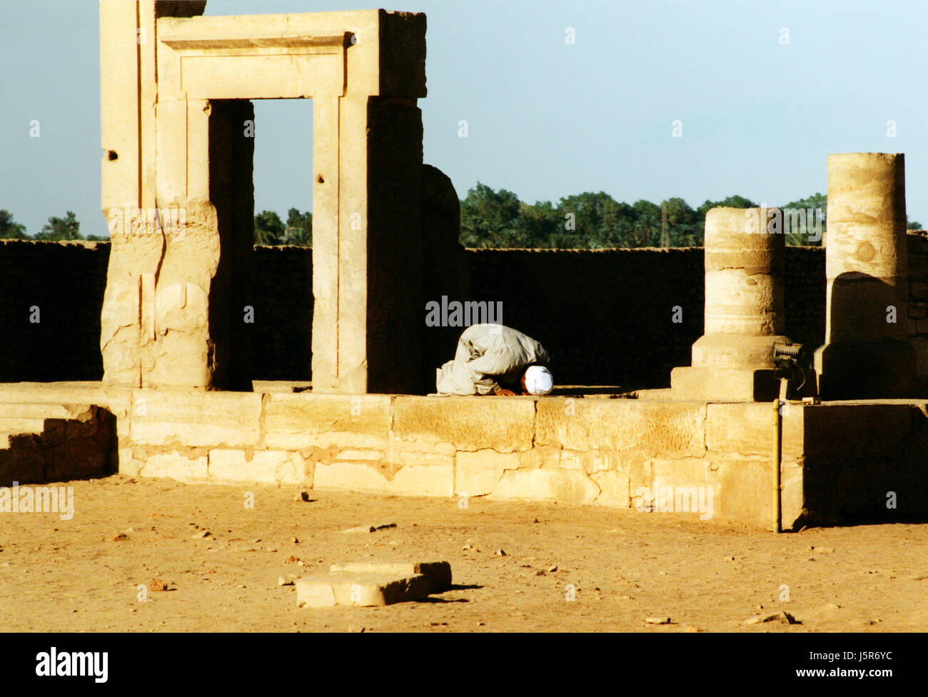 Pilier du temple prier ruine l'Egypte l'islam s'agenouiller la prière musulmane bend pente ont tendance cireur Banque D'Images