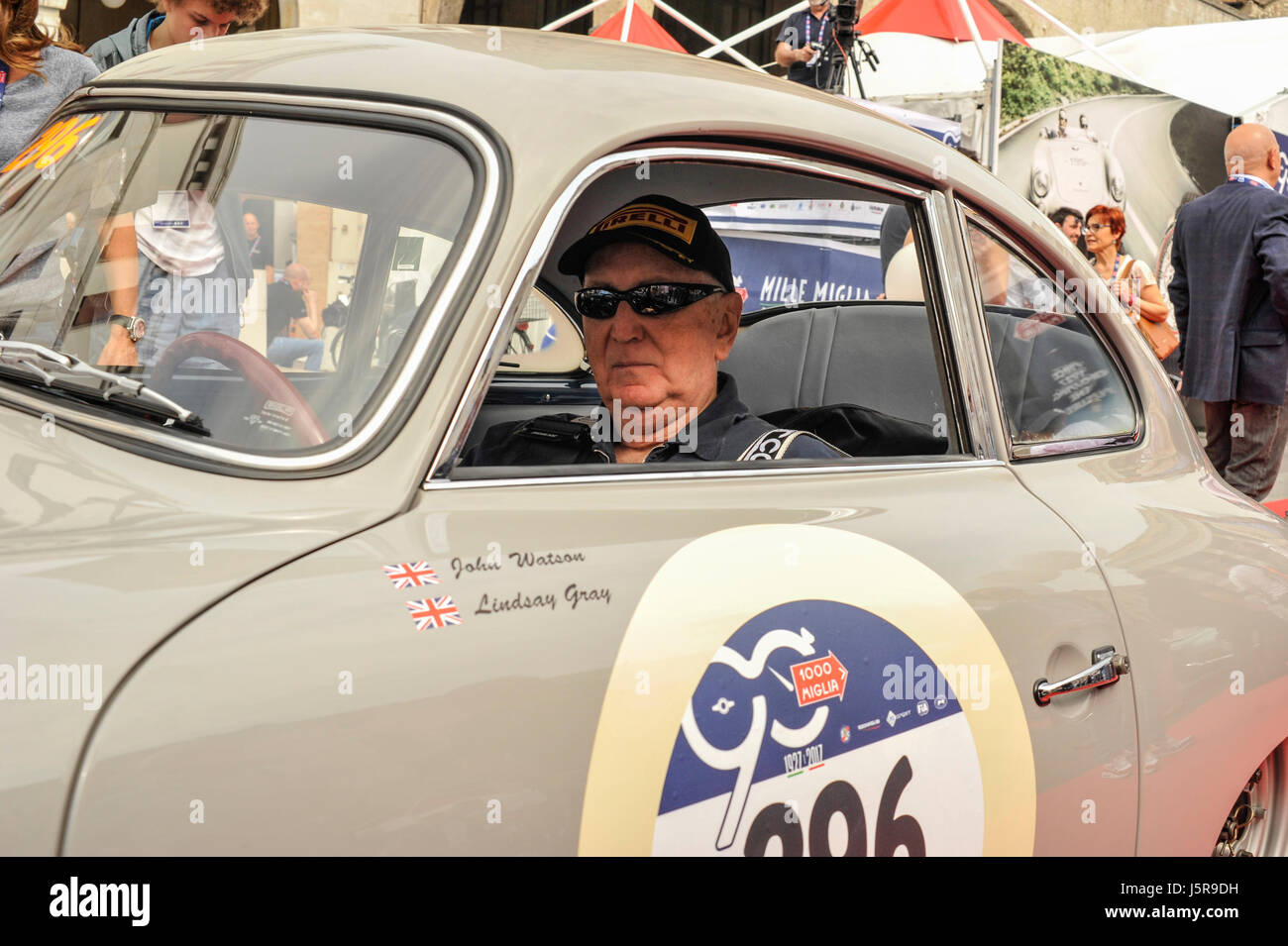 Brescia, Italie. 18 mai, 2017. John Watson sur Merceds à 1000 Miglia village Crédit : Gaetano Piazzolla/Pacific Press/Alamy Live News Banque D'Images