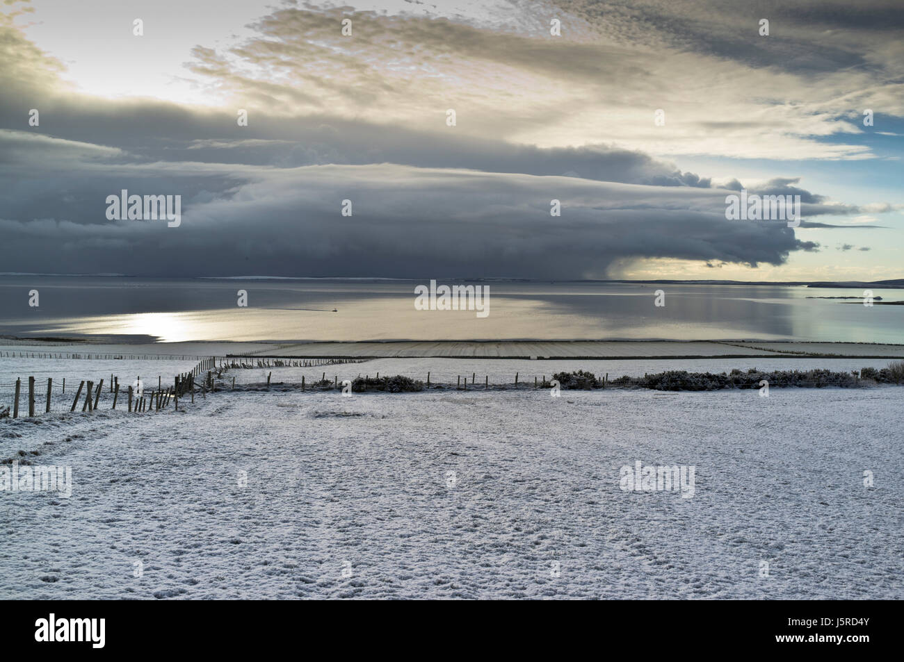 Dh Scapa Flow ORPHIR ORKNEY champ de neige winter scene uk scotland calme beau paysage sky Banque D'Images