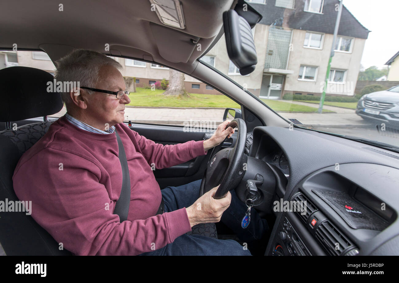 Monsieur plus âgé, senior, retraité, plus de 75 ans, conduit sa voiture Banque D'Images