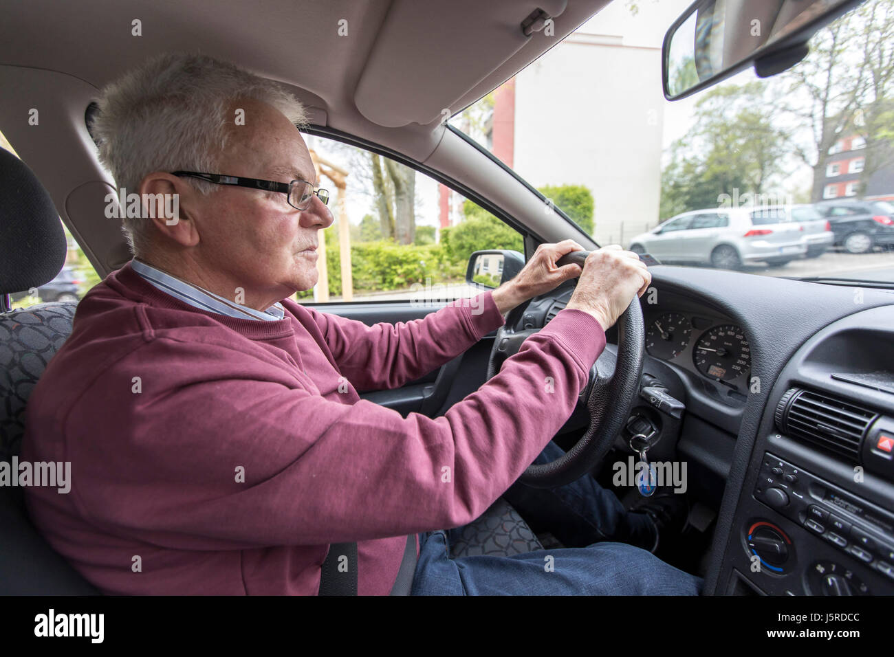 Monsieur plus âgé, senior, retraité, plus de 75 ans, conduit sa voiture Banque D'Images