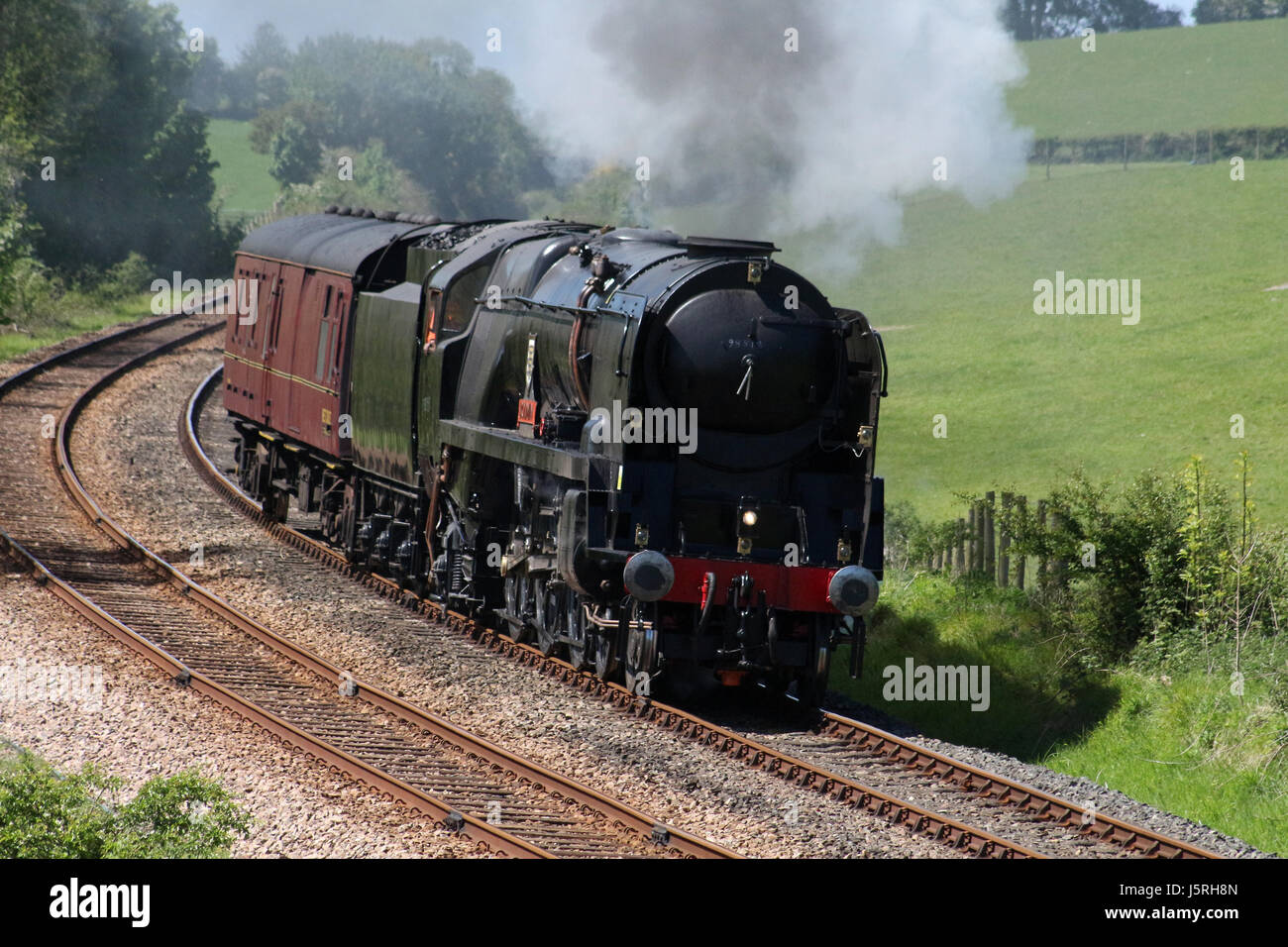 Classe de la marine marchande restauré locomotive vapeur 35018 L'Inde britannique sur une ligne test de lumière passant Starricks ferme près de Borwick, Lancashire, Angleterre. Banque D'Images