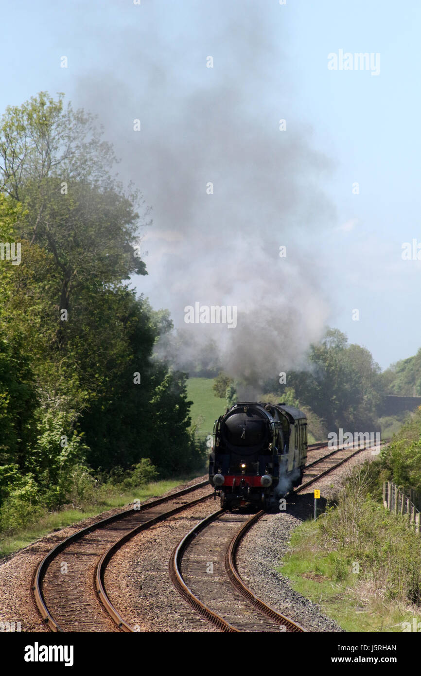Classe de la marine marchande restauré locomotive vapeur 35018 L'Inde britannique sur une ligne test de lumière passant Starricks ferme près de Borwick, Lancashire, Angleterre. Banque D'Images