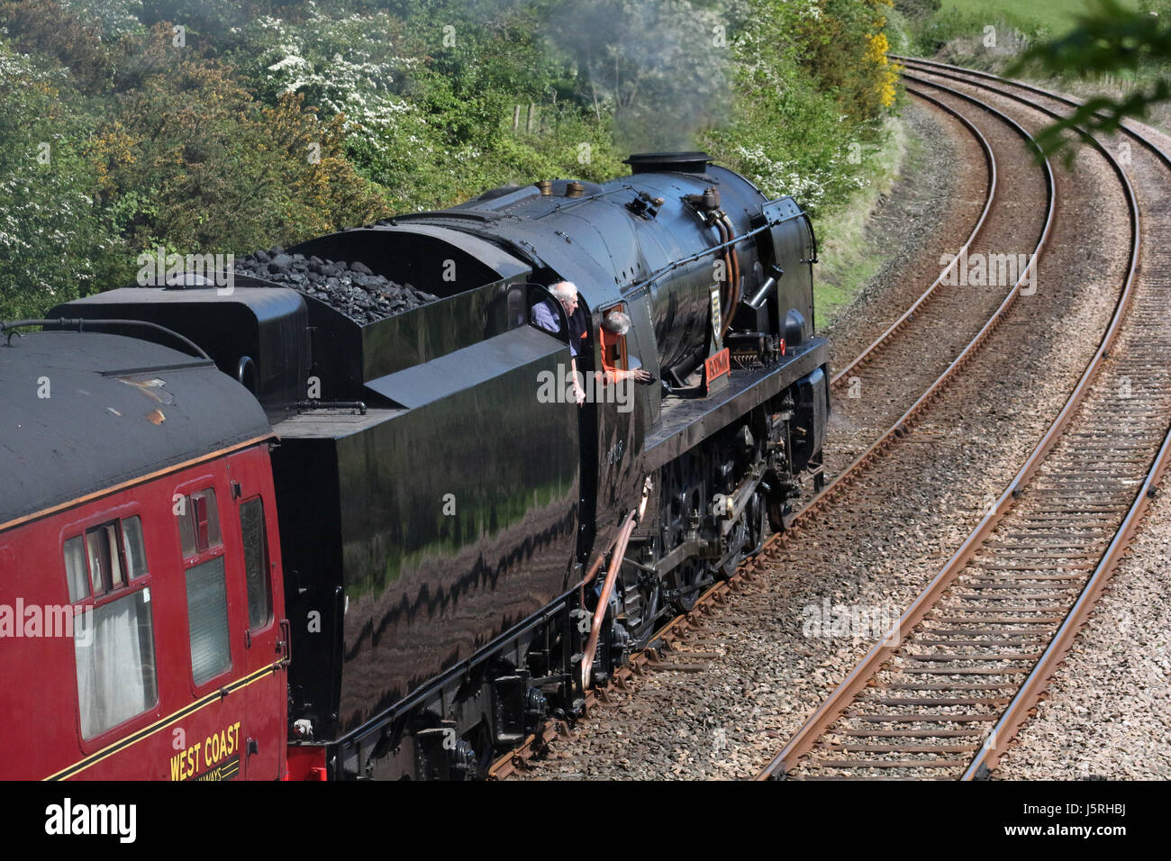 Classe de la marine marchande restauré locomotive vapeur 35018 L'Inde britannique sur une ligne test de lumière passant Starricks ferme près de Borwick, Lancashire, Angleterre. Banque D'Images