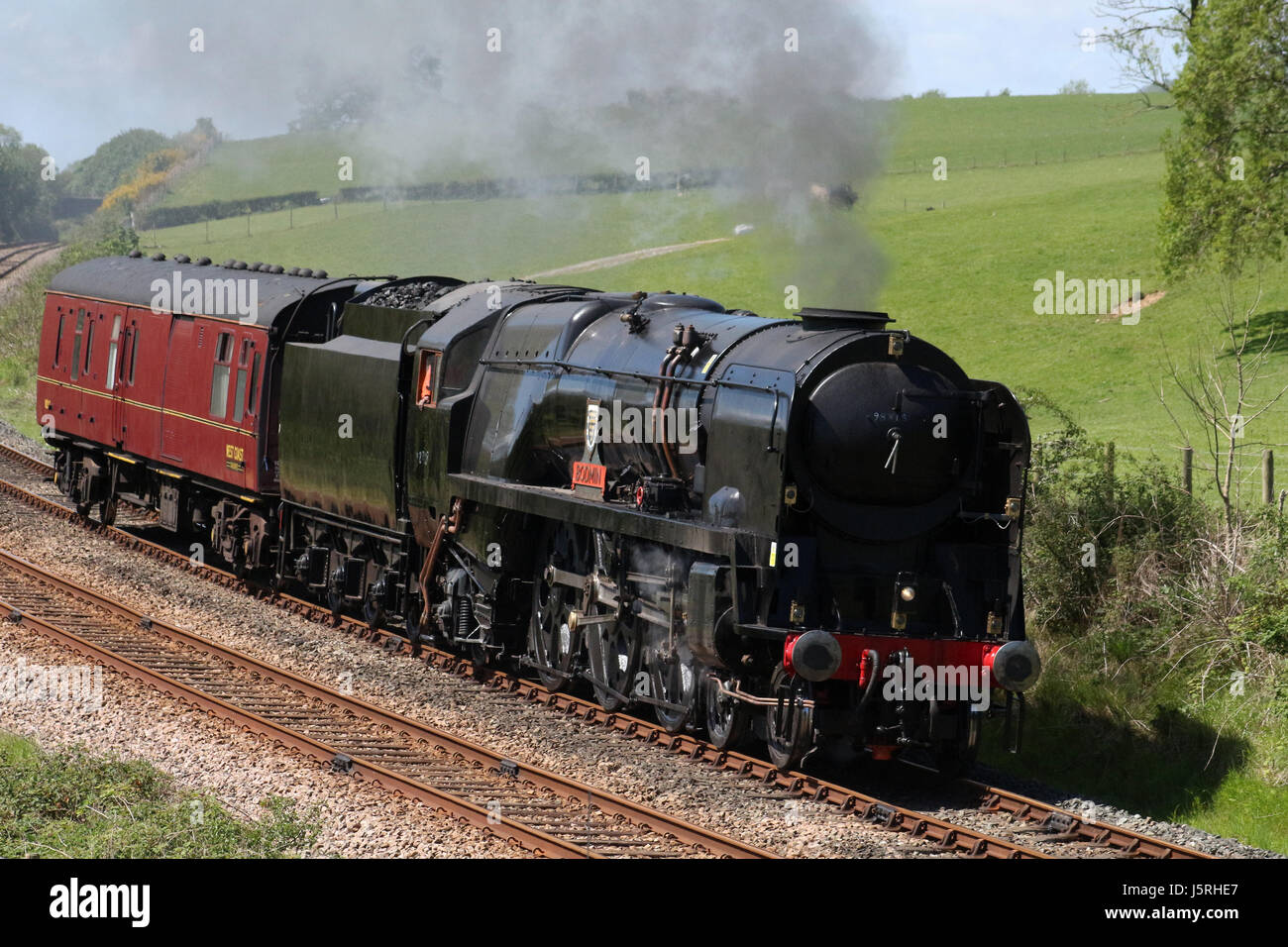 Classe de la marine marchande restauré locomotive vapeur 35018 L'Inde britannique sur une ligne test de lumière passant Starricks ferme près de Borwick, Lancashire, Angleterre. Banque D'Images