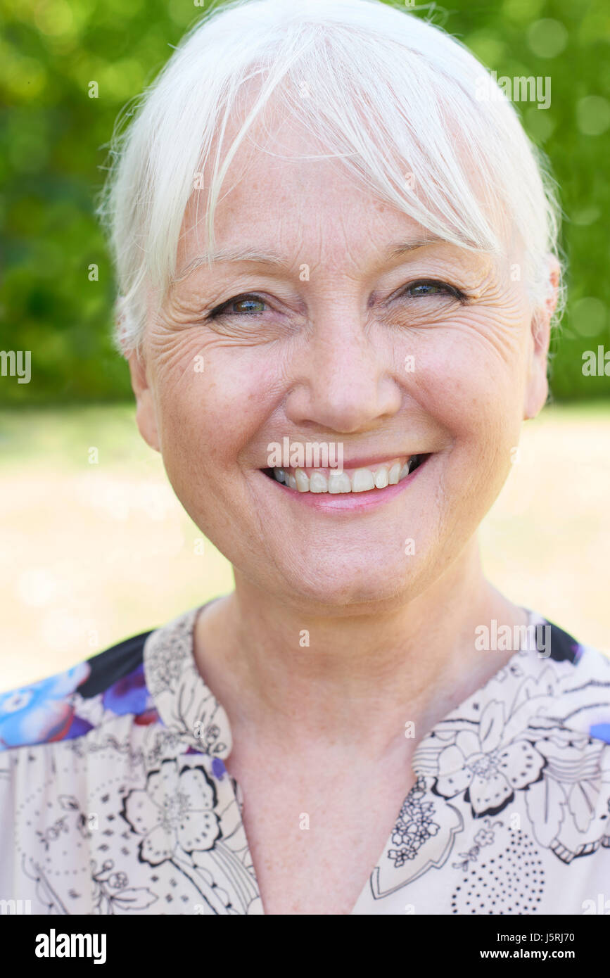 La tête et les épaules de plein air Portrait of Senior Woman Banque D'Images